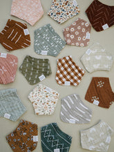 Load image into Gallery viewer, Daisy Dream Bib